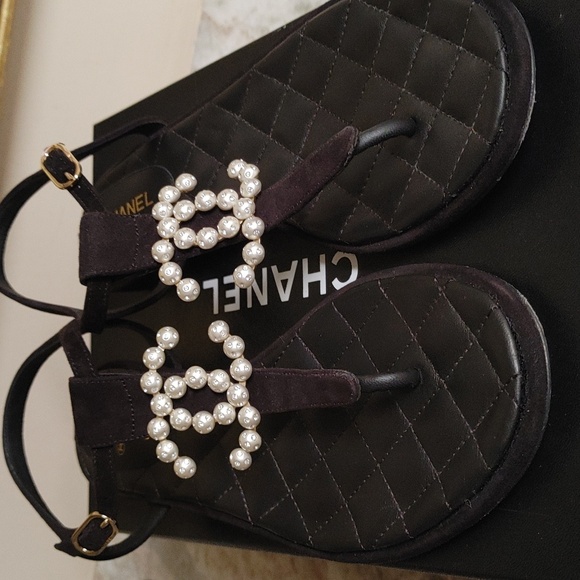 CHANEL Shoes - CHANEL Thongs Black Interlocking C Size 40